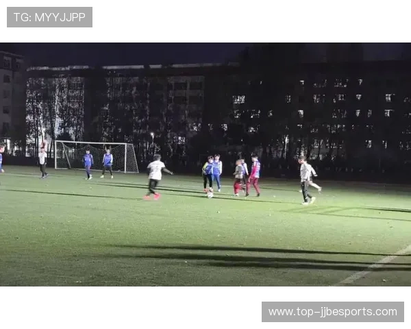 足球球星共聚盛典激情碰撞 点燃绿茵场梦想与荣耀的交锋 足球球星共聚盛典激情碰撞 点燃绿茵场梦想与荣耀的交锋